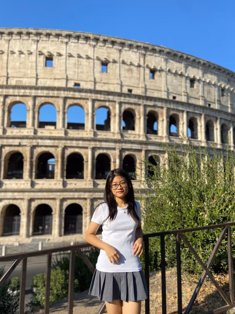 Hà Khanh tại đấu trường La Mã ở thủ đô Roma, Ý.