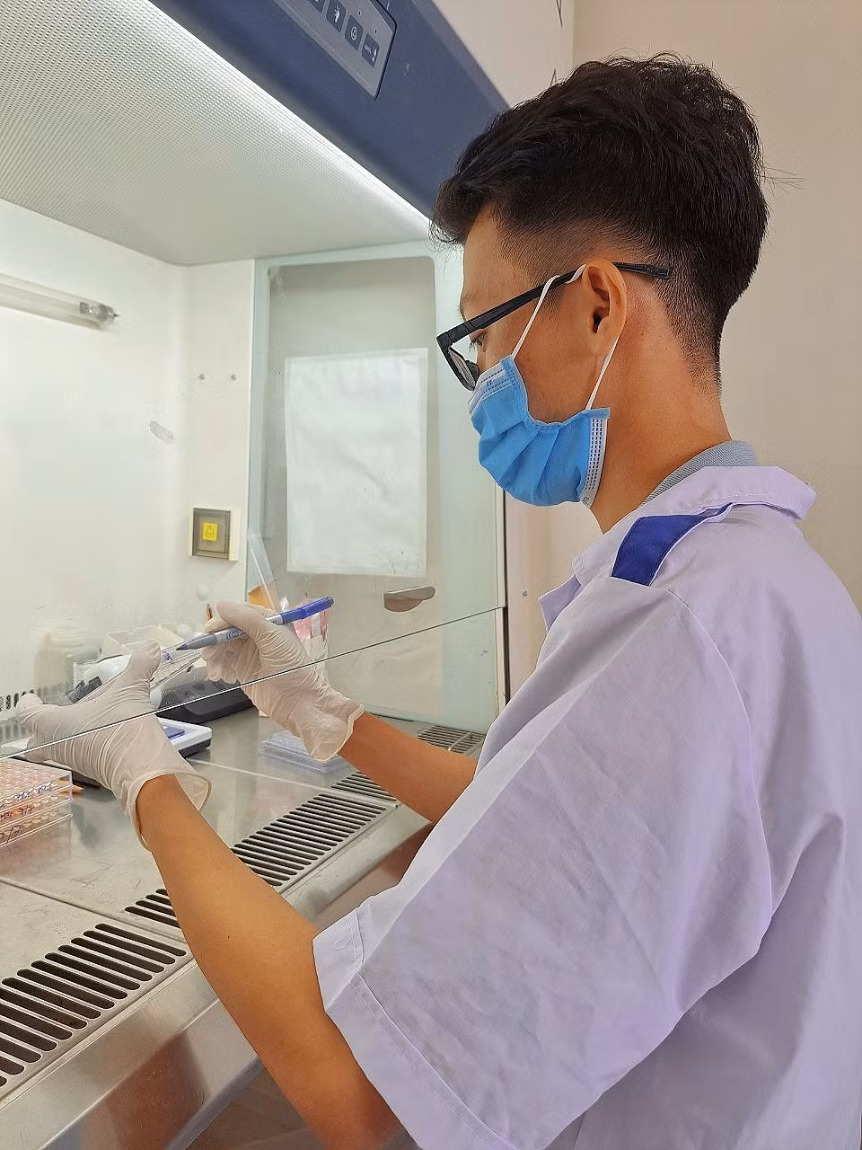 Quang Phú trong giờ thực tập môn Vi sinh tại phòng xét nghiệm.
