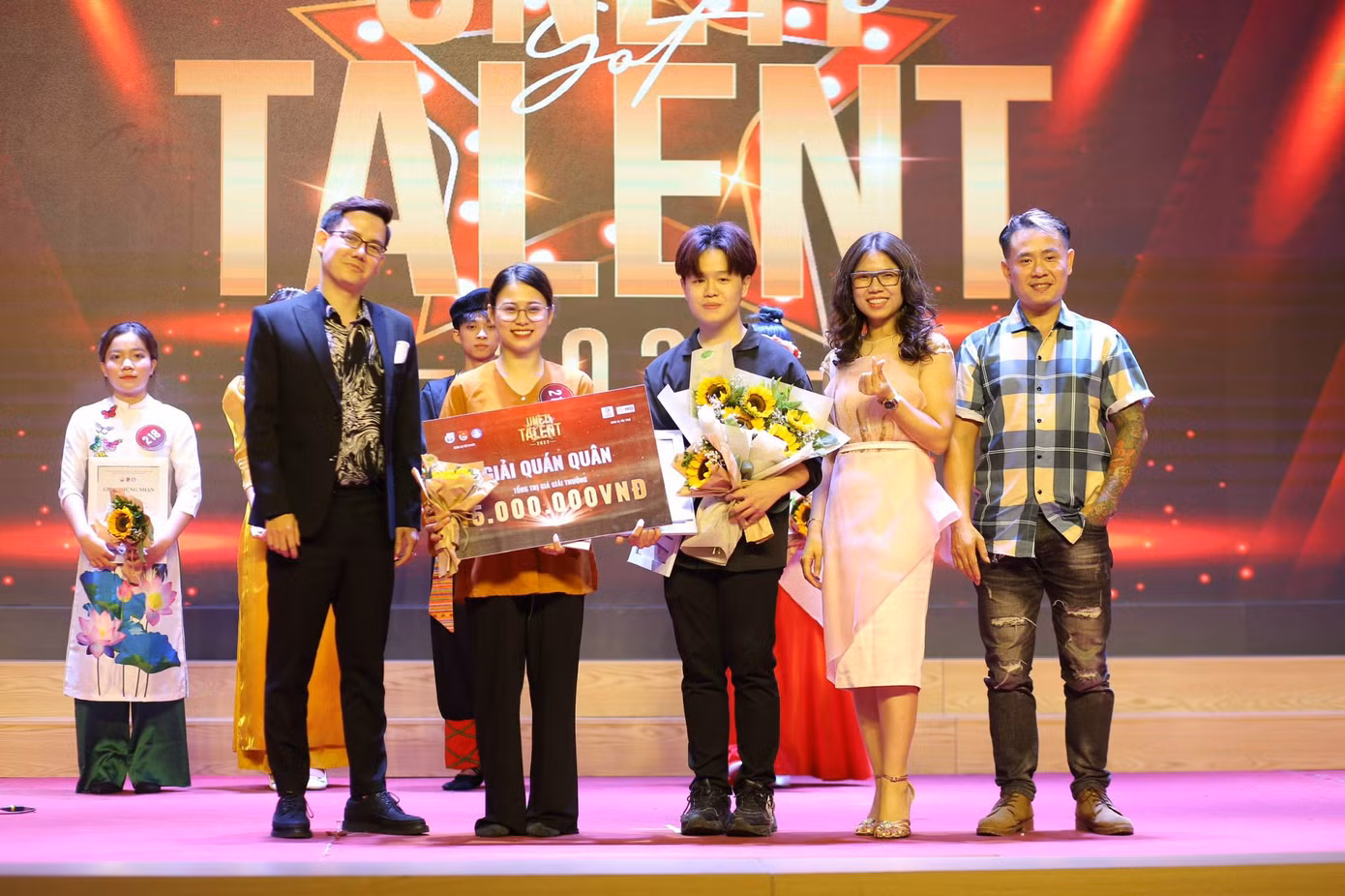 Ngọc Ngoan đoạt giải Quán quân cuộc thi tìm kiếm tài năng UNETI's Got Talent.