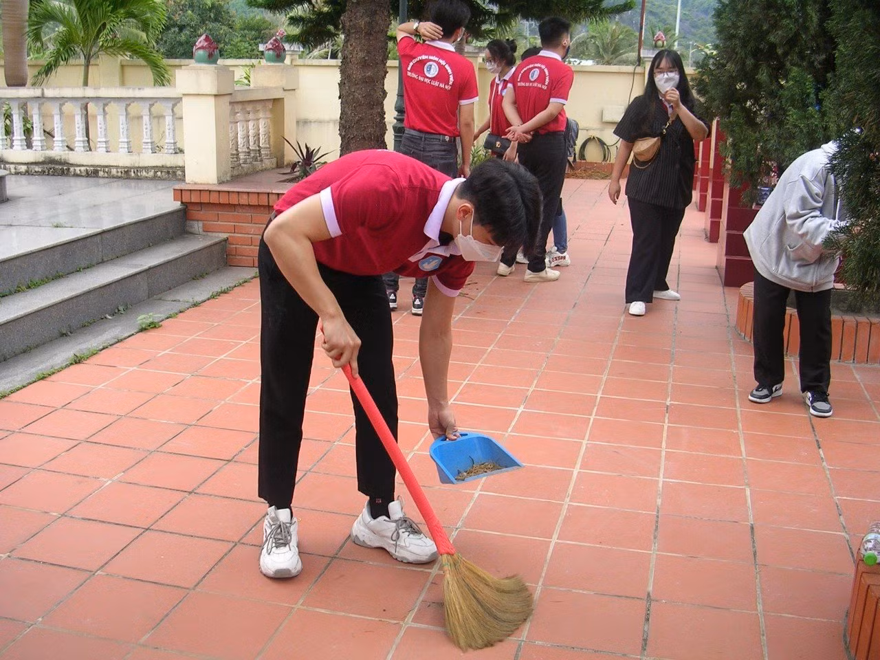 Hoàng Anh tích cực tham gia hoạt động tình nguyện.