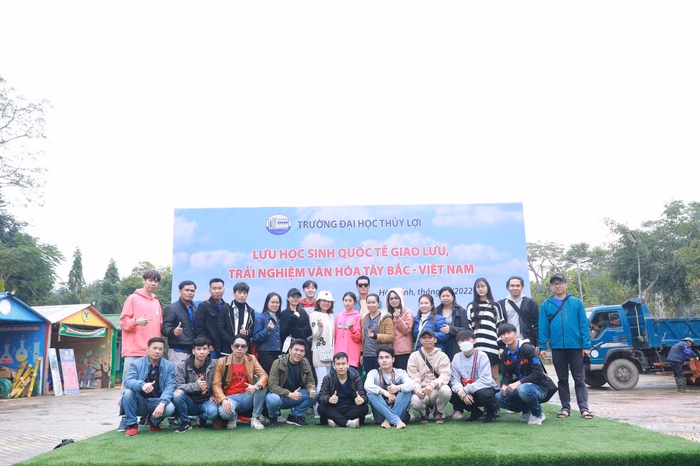 Lưu học sinh tham quan, tìm hiểu văn hóa Tây Bắc năm 2022.