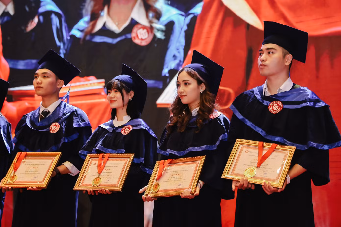 Diệu Linh là một trong 20 sinh viên tiêu biểu toàn khoá được vinh danh trong lễ tốt nghiệp đợt 1 năm 2023 của trường Đại học Ngoại thương.
