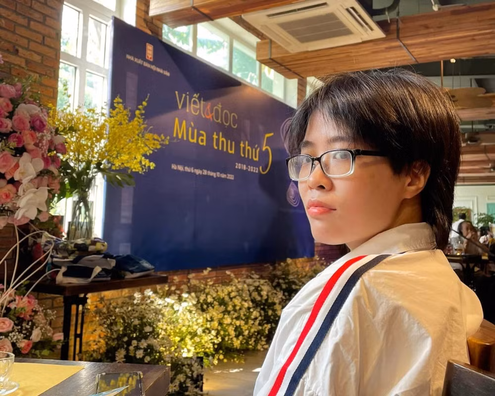 Thiên An tại một sự kiện văn học.