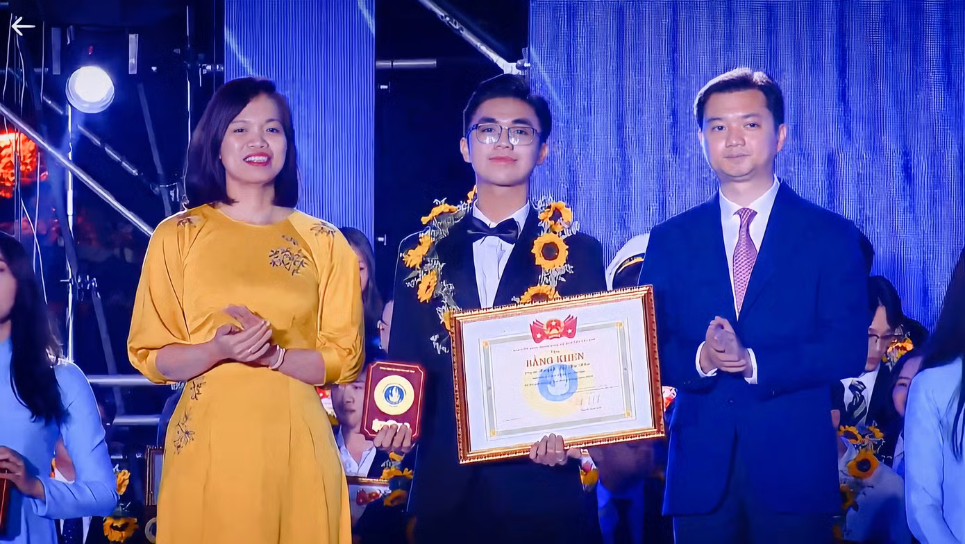 Phúc vinh dự nhận Giải thưởng Sao Tháng Giêng cấp Trung ương năm 2022.