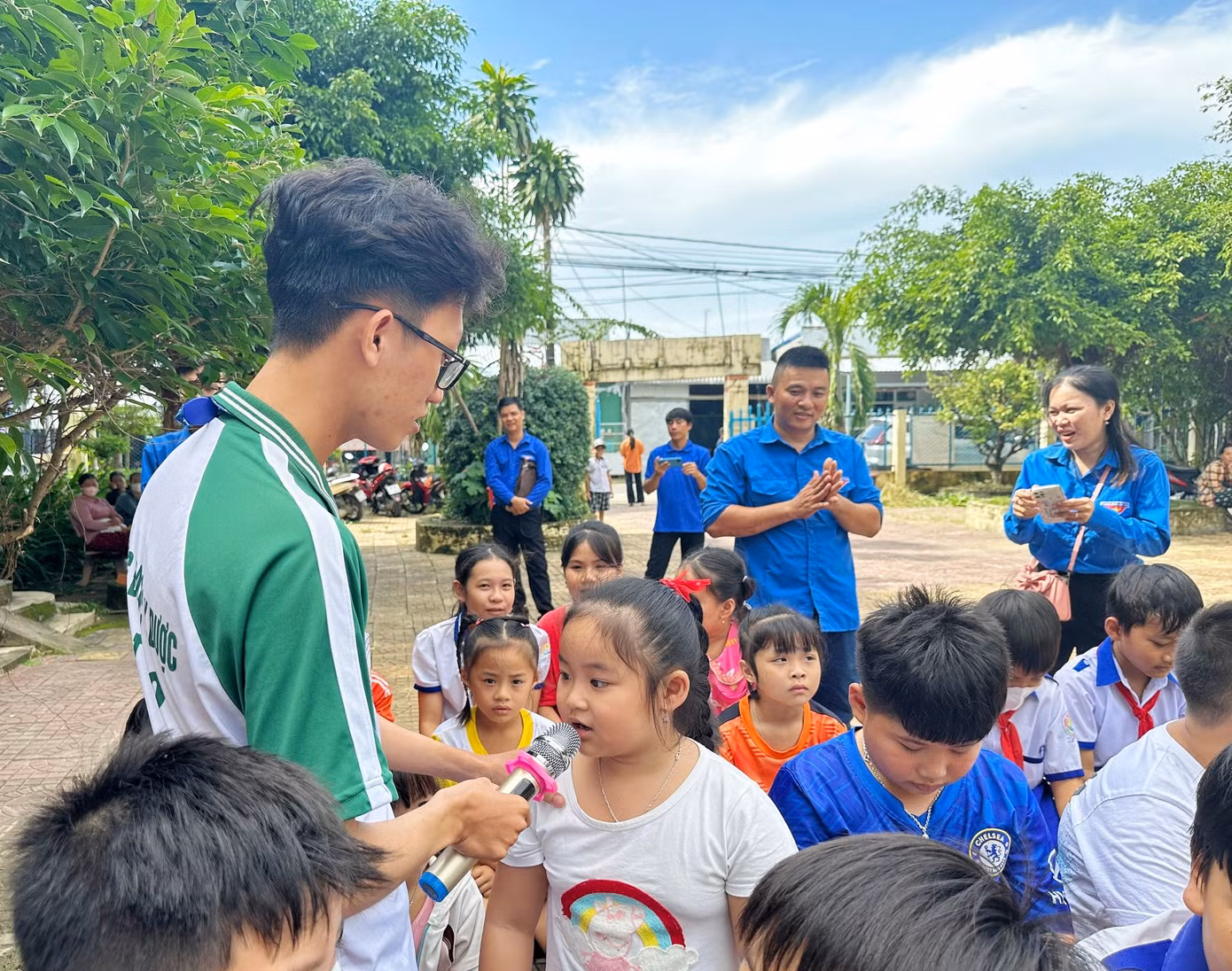 Quang Phú trong hoạt động tình nguyện “Mùa hè xanh” tại xã Vĩnh Thuận, huyện Vĩnh Thuận, tỉnh Kiên Giang ngày 24/07/2023 vừa qua.