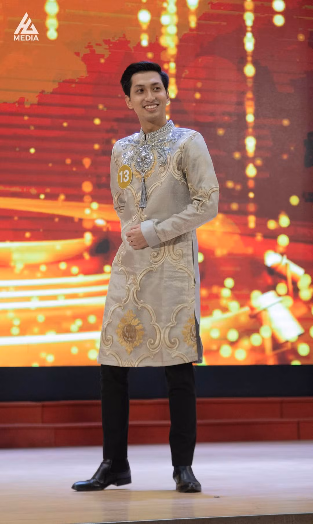 Nguyễn Đức Cả trong phần thi Bán kết của cuộc thi Sinh viên Thanh lịch 2022.