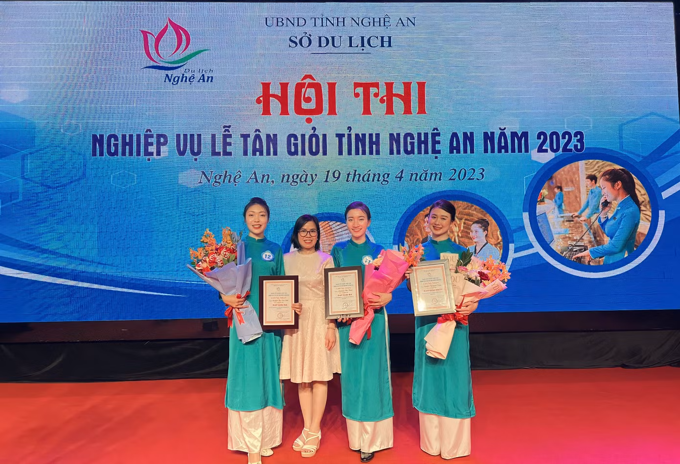 Vân Anh (bên trái), nhận giải thưởng tại Nghiệp vụ lễ tân giỏi tỉnh Nghệ An năm 2023.
