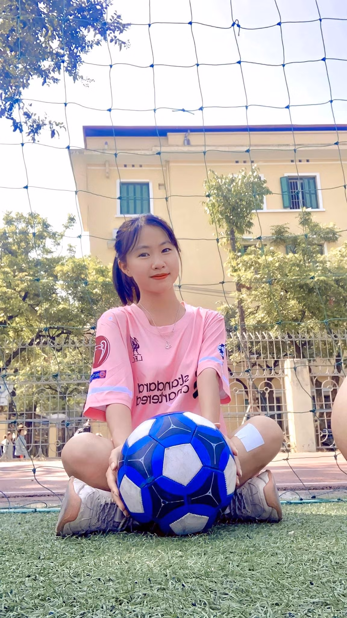 Cẩm Ly tham gia thi đấu tại Hội thao của Trường bộ môn bóng đá.