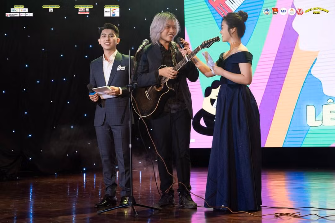 Ngoài việc học, cô là một MC tài năng tại nhiều sự kiện lớn nhỏ trong và ngoài trường tổ chức.