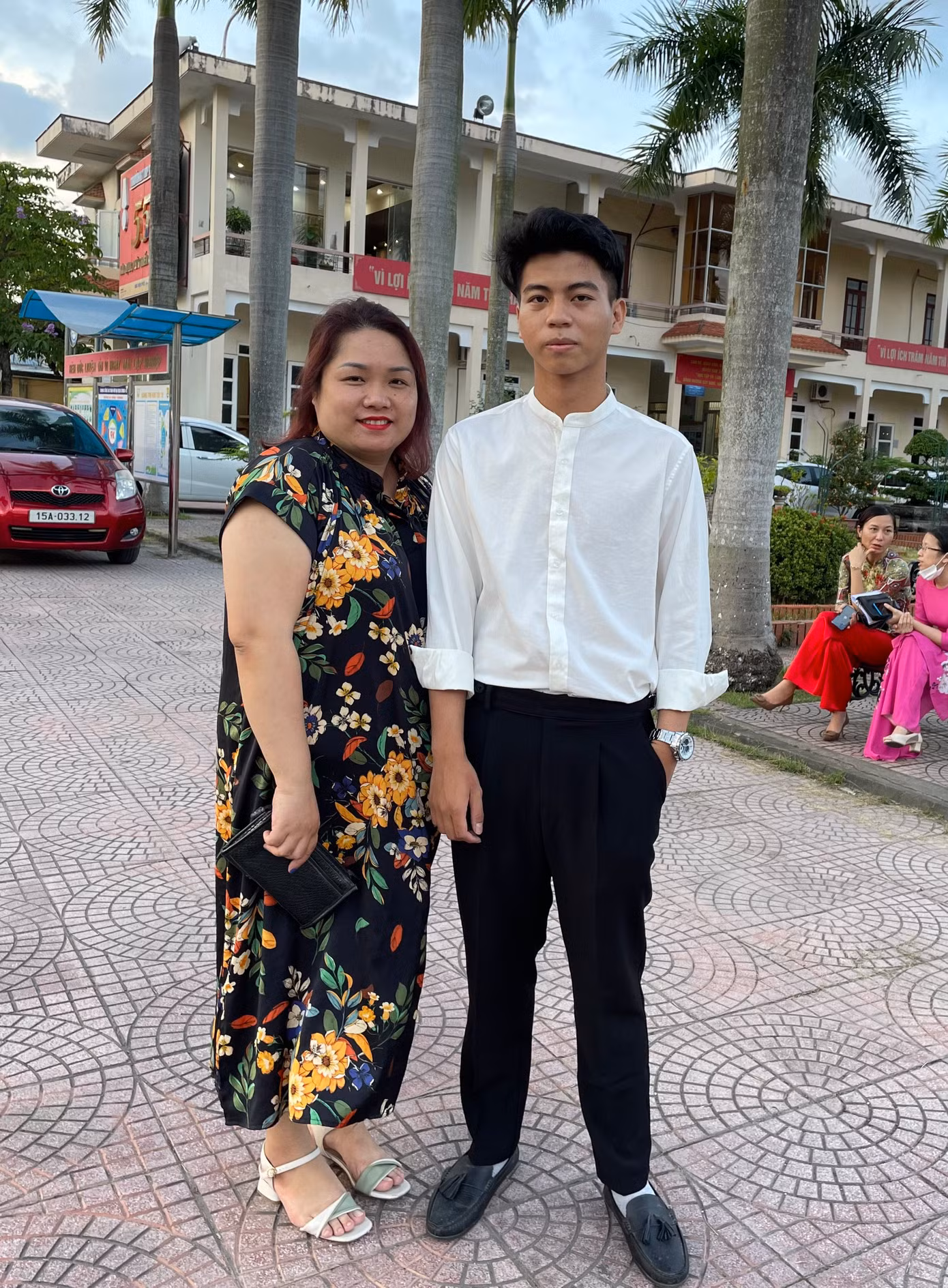 Ảnh chụp cùng giáo viên chủ nhiệm cấp 3 - người đã giúp đỡ hành trình chinh phục ước mơ của Đạt.