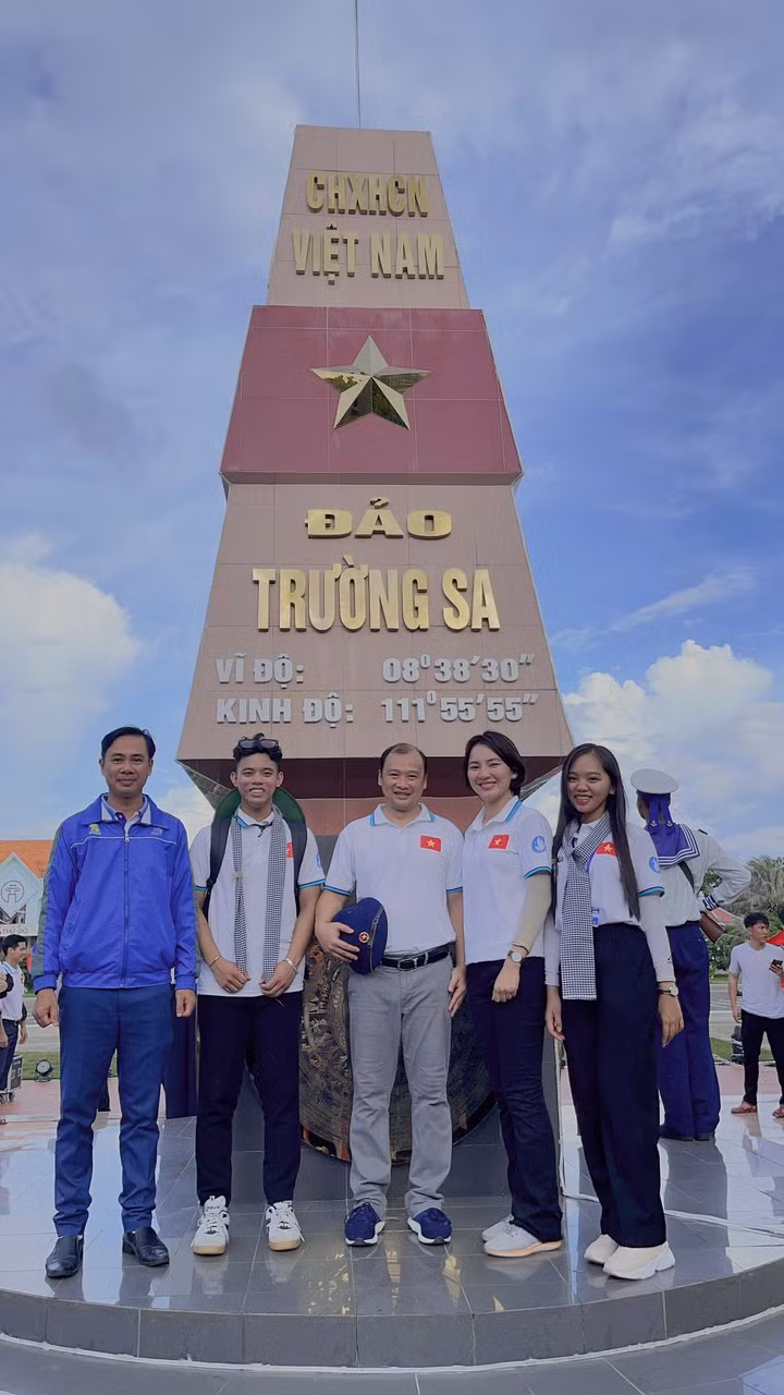 Đoàn Khánh Hòa cùng đồng chí Lê Hải Bình. Đoàn Khánh Hòa cùng đồng chí Lê Hải Bình.