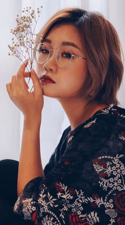 Đông Đông, sinh năm 1997, cựu sinh viên trường Đại học Hà Nội.