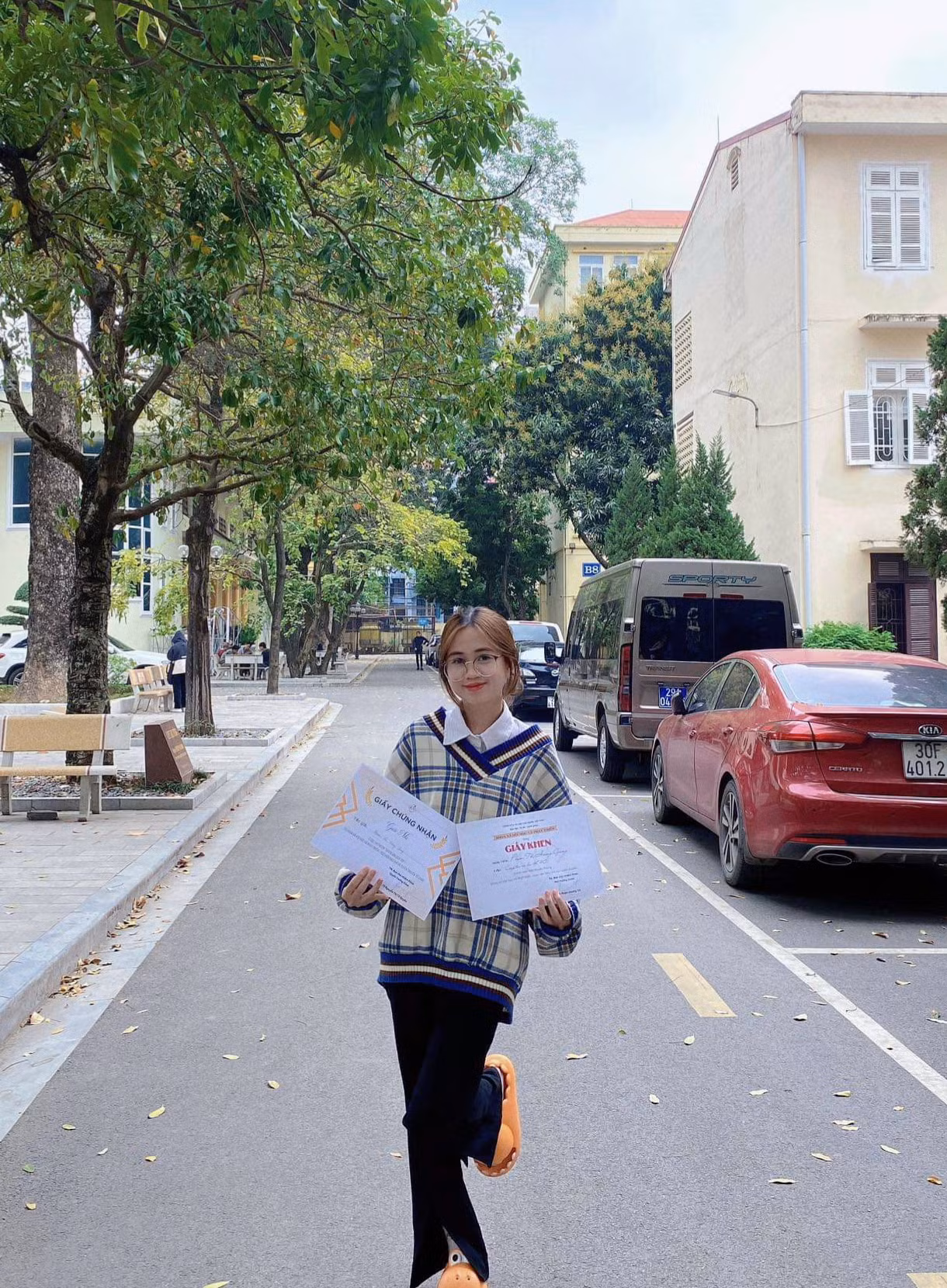 Nhận giấy khen và giấy chứng nhận của khoa Xã hội học và Phát triển nhờ tích cực tham gia các hoạt động truyền thông.