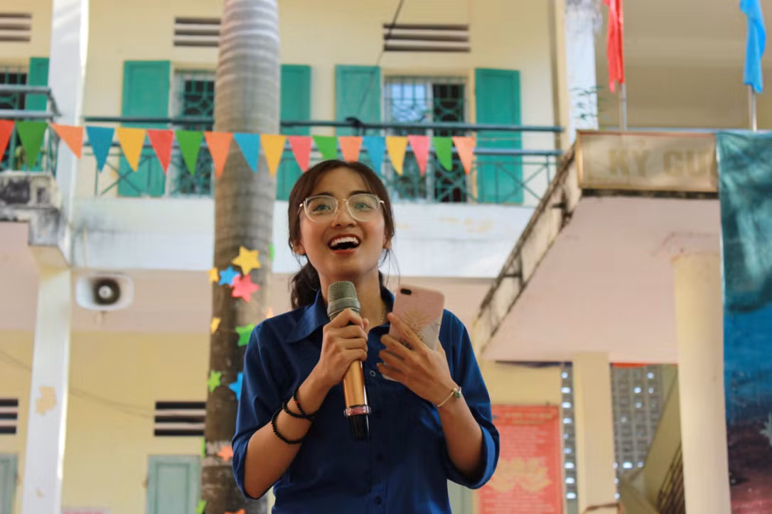 Diệu Linh với vai trò MC trong chuyến tình nguyện trung thu Trăng rằm toả sáng 2019.