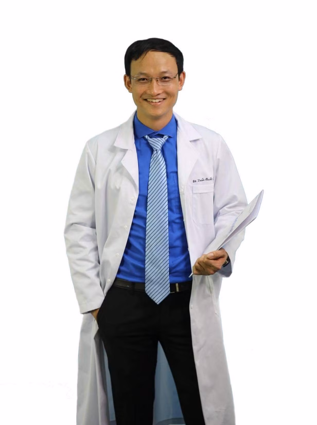 Bác sĩ Trần Quốc Khánh nổi tiếng trên mạng xã hội được đông đảo học sinh và phụ huynh yêu mến.