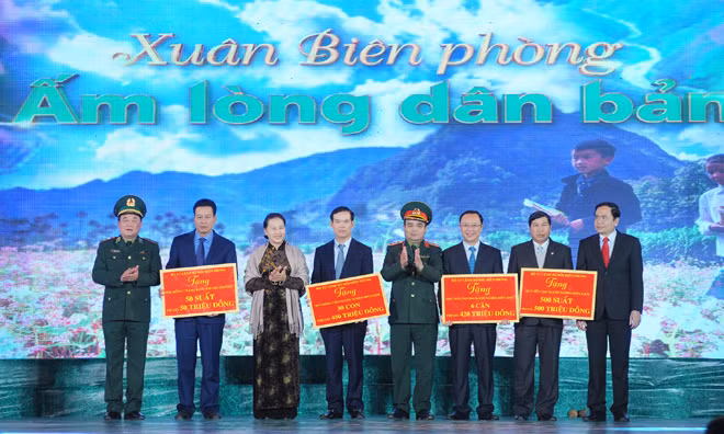 Mang Tết sớm lên đồng bào vùng biên ảnh 1