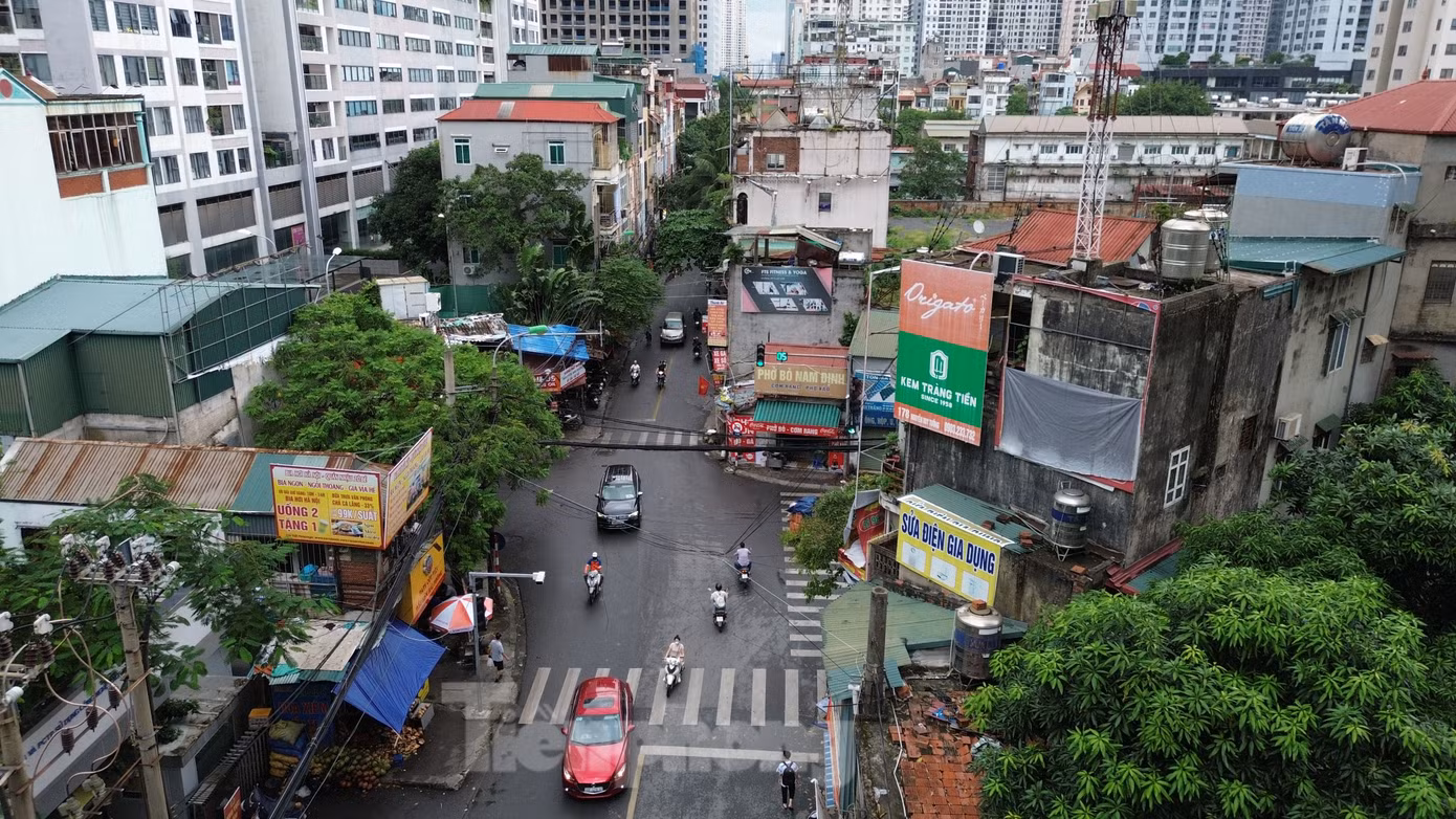 Trước khi cưỡng chế thu hồi đất, GPMB đường Nguyễn Tuân có dạng nút thắt cổ chai, thường xuyên ùn tắc.
