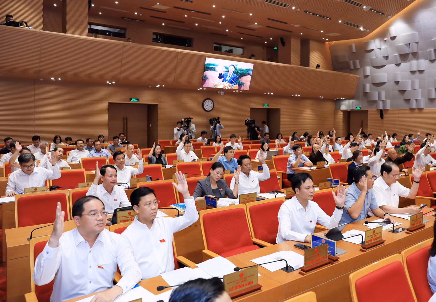 Các đại biểu biểu quyết thông qua Nghị quyết