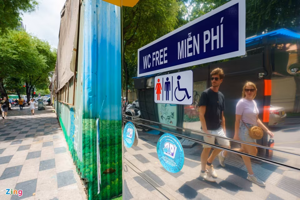 Theo chị T., nhân viên bán hàng tại quầy bán hàng kết hợp nhà vệ sinh trên đường Hai Bà Trưng, hàng ngày có hơn 50 người dân, du khách tới sử dụng dịch vụ tại đây. Đa phần là các tiểu thương, khách du lịch, nhân viên giao hàng, khách đi xe buýt. "Nhà vệ sinh sạch sẽ, tự động hóa lại miễn phí nên người dân rất hài lòng khi sử dụng", chị T. nói.