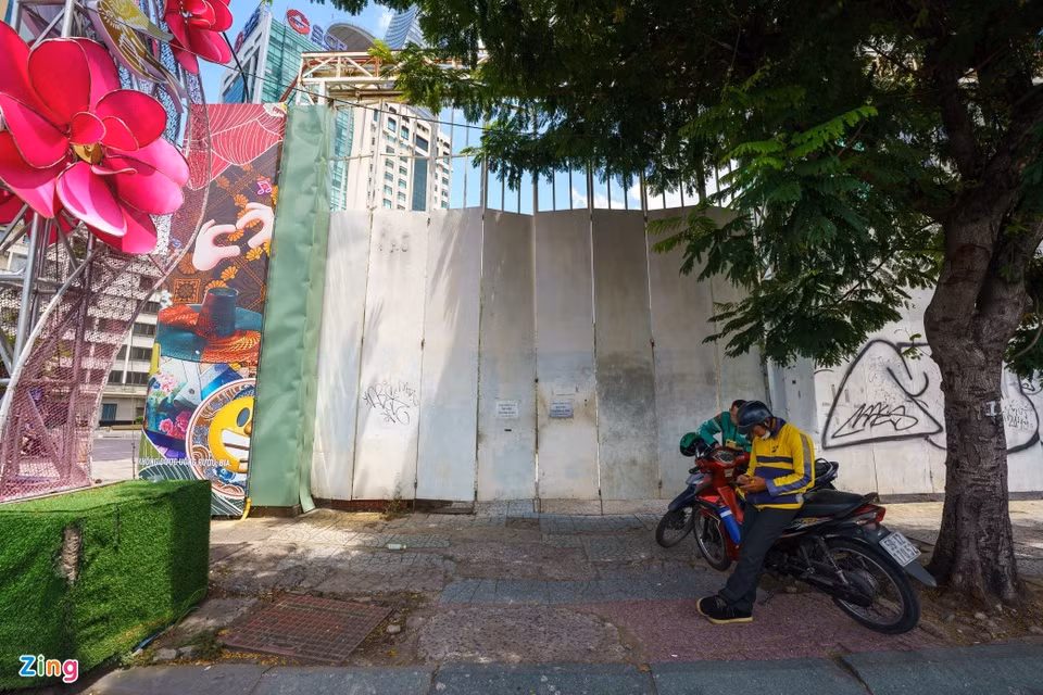 Theo ghi nhận, dự án đặt nhà vệ sinh công cộng tại số 2-4-6 Nguyễn Huệ hiện chưa lắp đặt nhà vệ sinh. Dự kiến nơi đây sẽ xây dựng nhà vệ sinh ngay khi hoàn thành dự án mở rộng khách sạn Majestic.