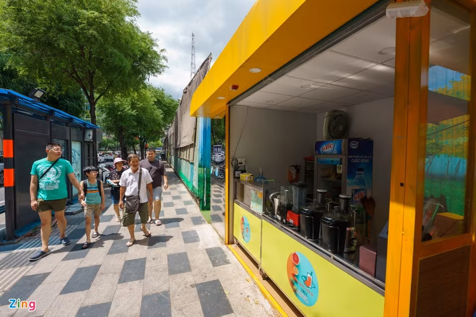 Các nhà vệ sinh được triển khai theo hình thức xã hội hóa, mỗi nhà vệ sinh được xây dựng trên khoảng đất rộng 8 m2, thiết kế gồm nhà vệ sinh kết hợp quầy bán hàng hoặc cho thuê kinh doanh. Nguồn thu từ những hoạt động này sẽ duy trì kinh phí hoạt động cho nhà vệ sinh công cộng.