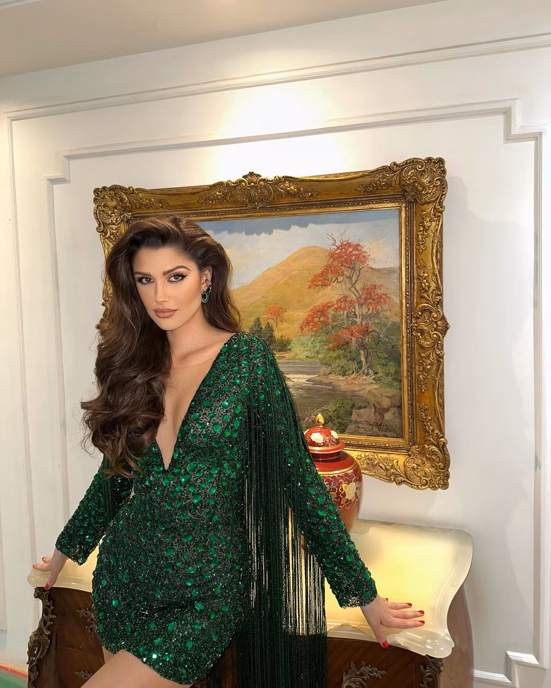 Isabella Menin năm nay 27 tuổi, là con lai mang hai dòng máu Brazil - Italia. Cô đại diện Brazil tham dự cuộc thi Hoa hậu Hòa bình Quốc tế 2022 tại Indonesia và đăng quang thuyết phục. Chiến thắng của cô tại Hoa hậu Hòa bình Quốc tế 2022 được lòng khán giả. Cô cũng là người đẹp Brazil đầu tiên giành được vương miện Miss Grand International.