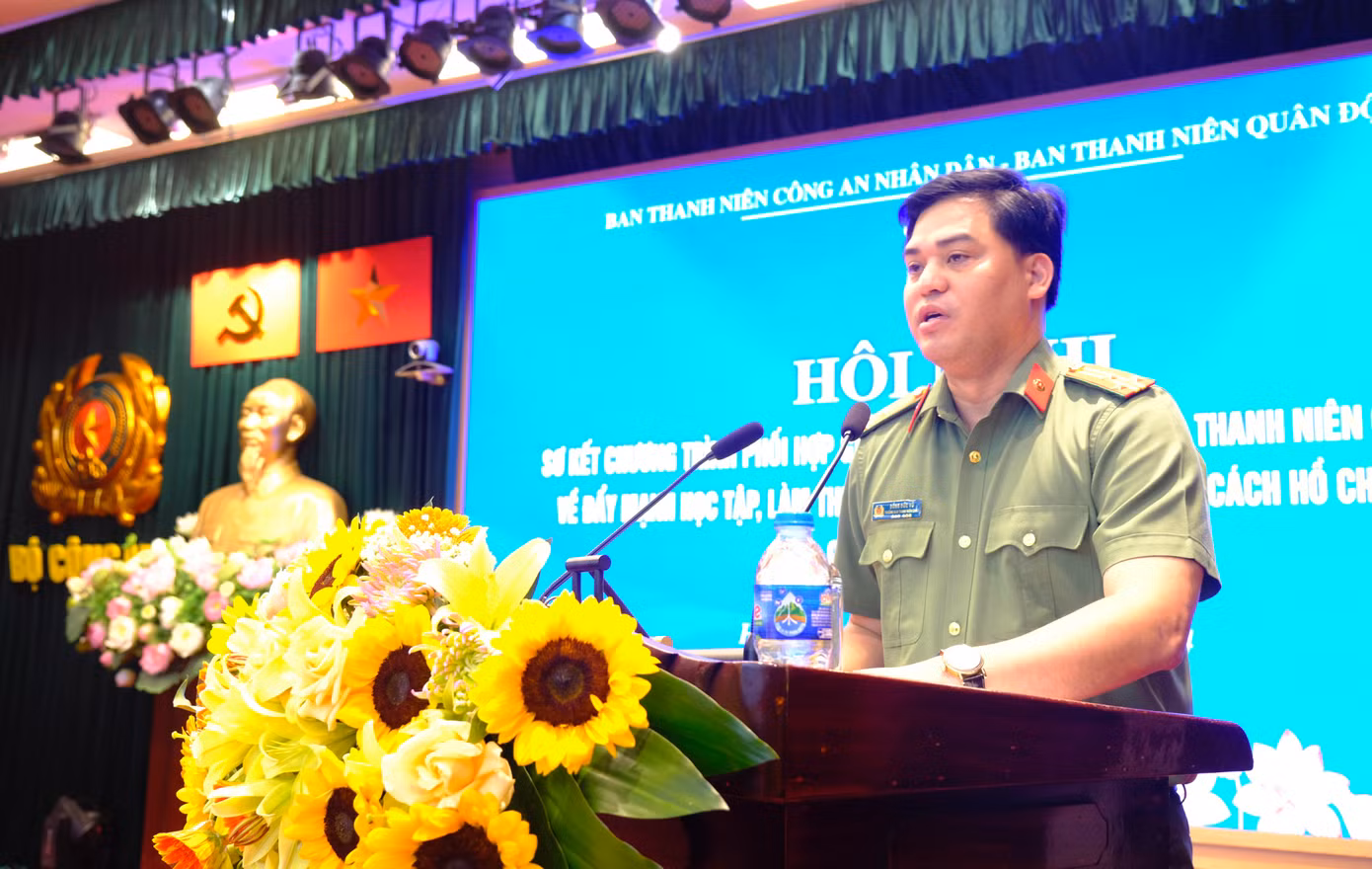 Thượng tá Đồng Đức Vũ - Trưởng Ban Thanh niên CAND phát biểu khai mạc hội nghị. Ảnh: Châu Linh Thượng tá Đồng Đức Vũ - Trưởng Ban Thanh niên CAND phát biểu khai mạc hội nghị. Ảnh: Châu Linh