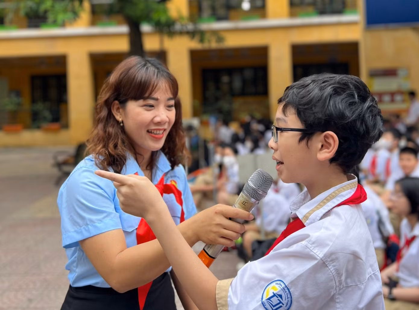 Cô Liên thường được các em học sinh yêu mến gọi với biệt danh “cảnh sát trưởng”.
