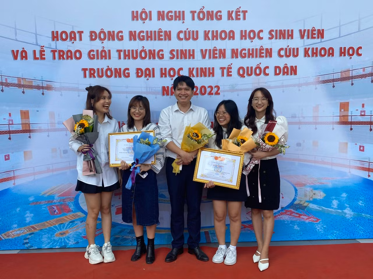 TS. Khúc Thế Anh truyền lửa nghiên cứu khoa học cho sinh viên.