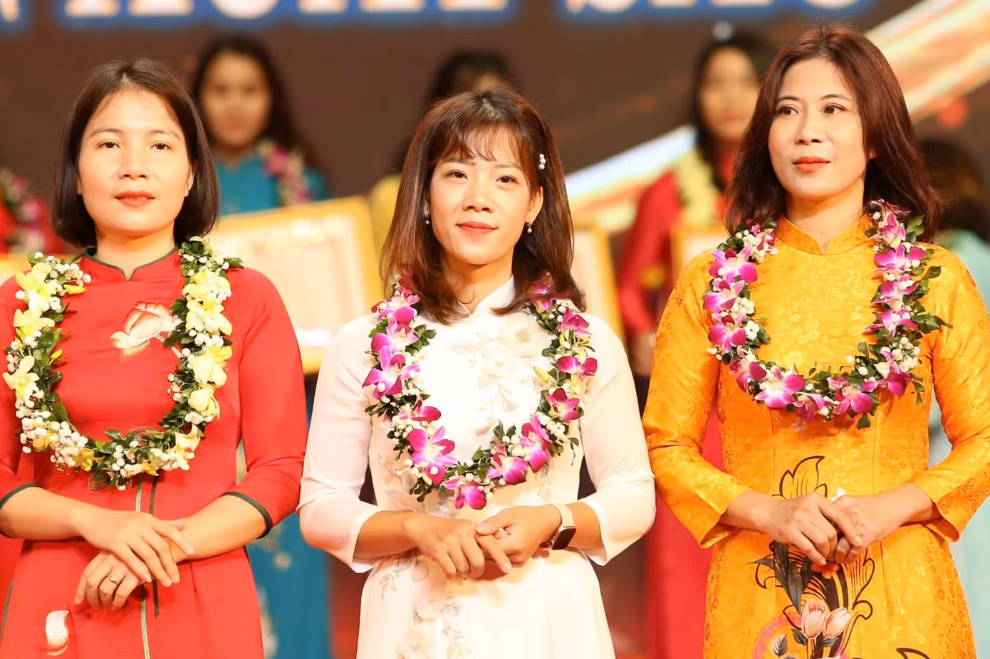 Trong tương lai, cô Lộc Thị Liên (ở giữa) mong muốn sẽ được thực hiện, thiết kế những dự án biểu diễn âm nhạc ở quê nhà.