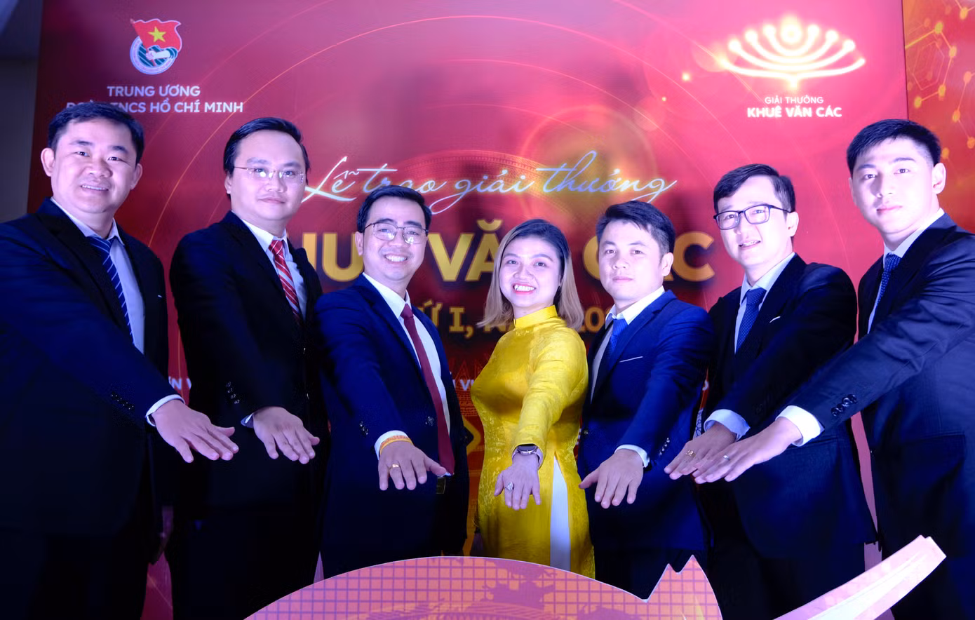 Các nhà khoa học trẻ nhận Giải thưởng Khuê Văn Các lần thứ I, năm 2024. Ảnh: Châu Linh
