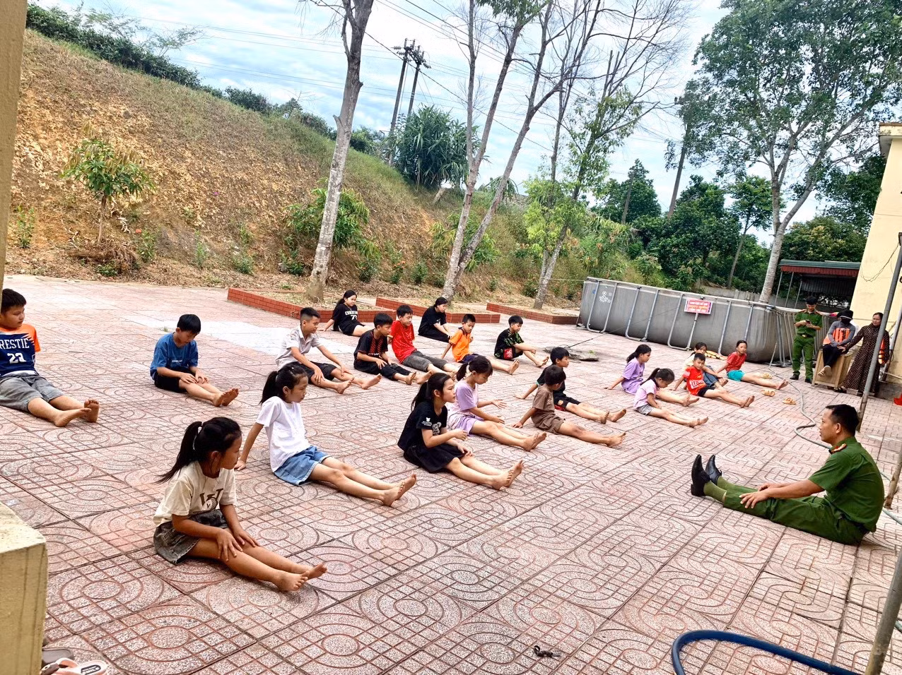 Mô hình dạy bơi miễn phí cho trẻ em ở huyện miền núi Hà Tĩnh được triển khai năm 2024 với giáo viên những chiến sĩ công an, cán bộ Đoàn. Ảnh: Hoài Nam. Mô hình dạy bơi miễn phí cho trẻ em ở huyện miền núi Hà Tĩnh được triển khai năm 2024 với giáo viên những chiến sĩ công an, cán bộ Đoàn. Ảnh: Hoài Nam.