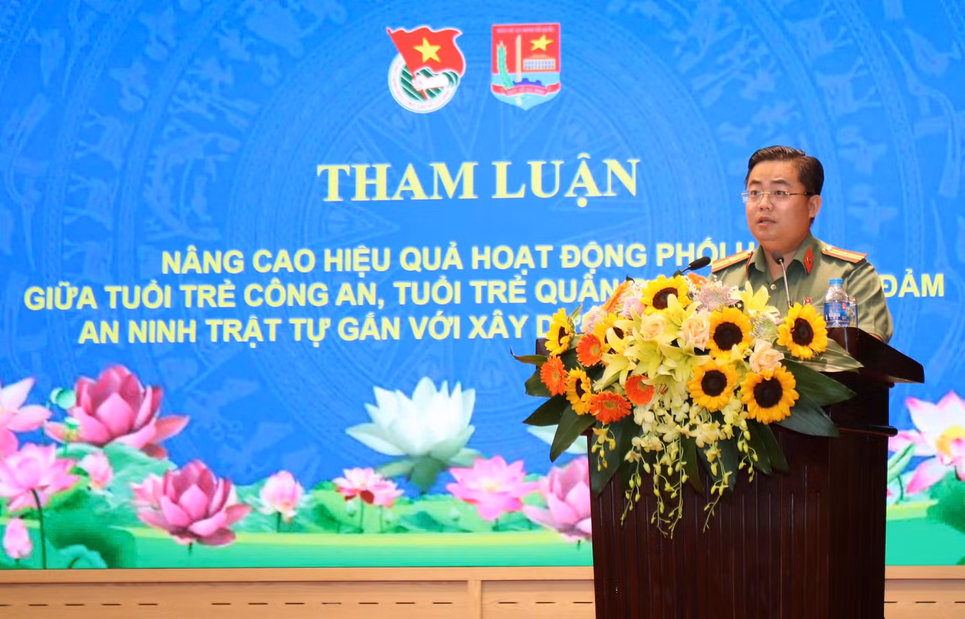 Thiếu tá Đặng Văn Thắng - Trưởng Ban Thanh niên Công an TPHCM trình bày tham luận tại hội nghị. Ảnh: Châu Linh Thiếu tá Đặng Văn Thắng - Trưởng Ban Thanh niên Công an TPHCM trình bày tham luận tại hội nghị. Ảnh: Châu Linh