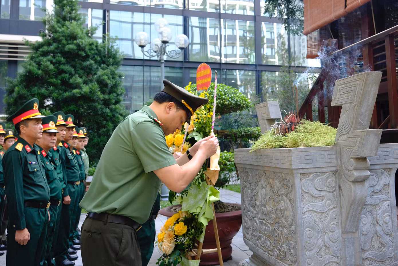 Đại biểu Ban Thanh niên CAND và Ban Thanh niên Quân đội dâng hương tại Nhà tưởng niệm Chủ tịch Hồ Chí Minh. Ảnh: Châu Linh Đại biểu Ban Thanh niên CAND và Ban Thanh niên Quân đội dâng hương tại Nhà tưởng niệm Chủ tịch Hồ Chí Minh. Ảnh: Châu Linh