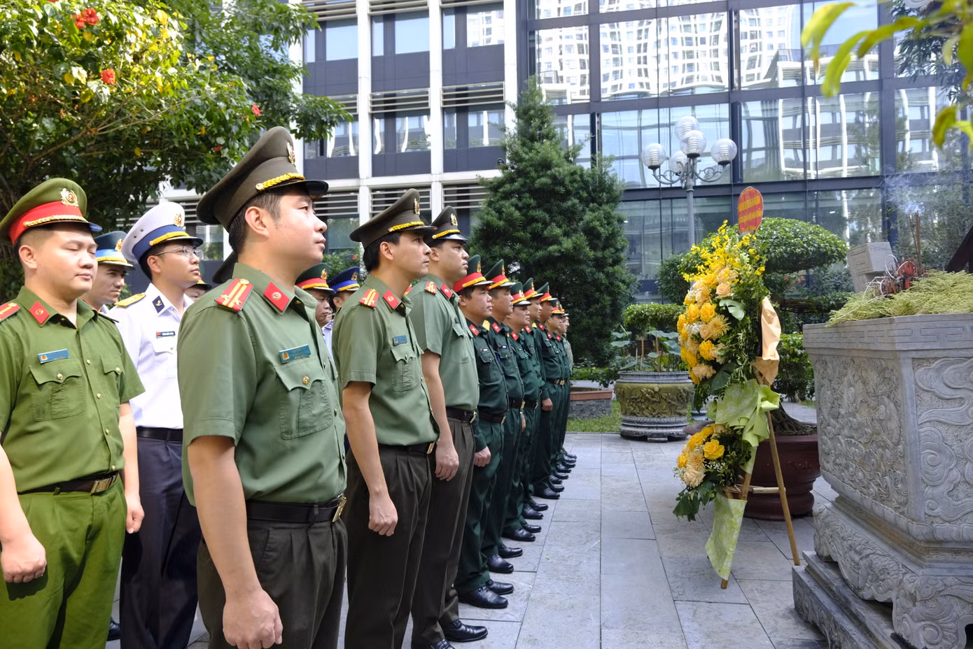Đại biểu Ban Thanh niên CAND và Ban Thanh niên Quân đội dâng hương tại Nhà tưởng niệm Chủ tịch Hồ Chí Minh. Ảnh: Châu Linh Đại biểu Ban Thanh niên CAND và Ban Thanh niên Quân đội dâng hương tại Nhà tưởng niệm Chủ tịch Hồ Chí Minh. Ảnh: Châu Linh