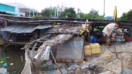 Ra vào nhà anh Khanh phải cuối gập người