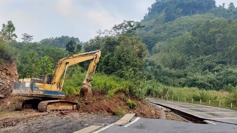 Các đơn vị thi công đang khẩn trương mở tuyến đường tạm.