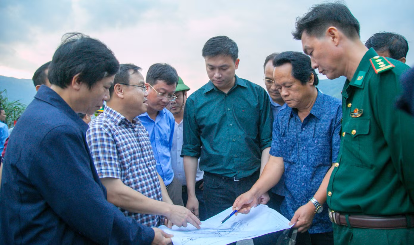 Phó Chủ tịch UBND tỉnh Lê Đức Tiến (áo kẻ sọc), Phó Tổng cục trưởng Tổng cục Đường bộ Việt Nam Nguyễn Xuân Ảnh (áo xanh giữa) và Giám đốc Sở Giao thông Vận tải Quảng Trị Trần Hữu Hùng (thứ 2, phải sang) kiểm tra hiện trường chiều 16/10, thống nhất phương án mở đoạn đường mới cách khu vực sụt lún 8m để đảm bảo giao thông trước mắt.