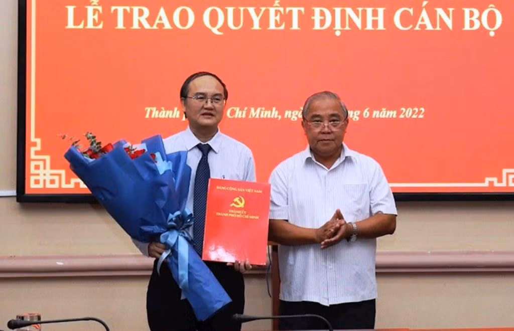 Ông Nguyễn Văn Hổ (trái). Ảnh; Thành uỷ TPHCM