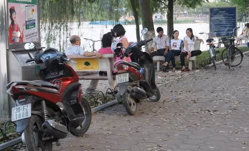 Để xe trên bờ hồ