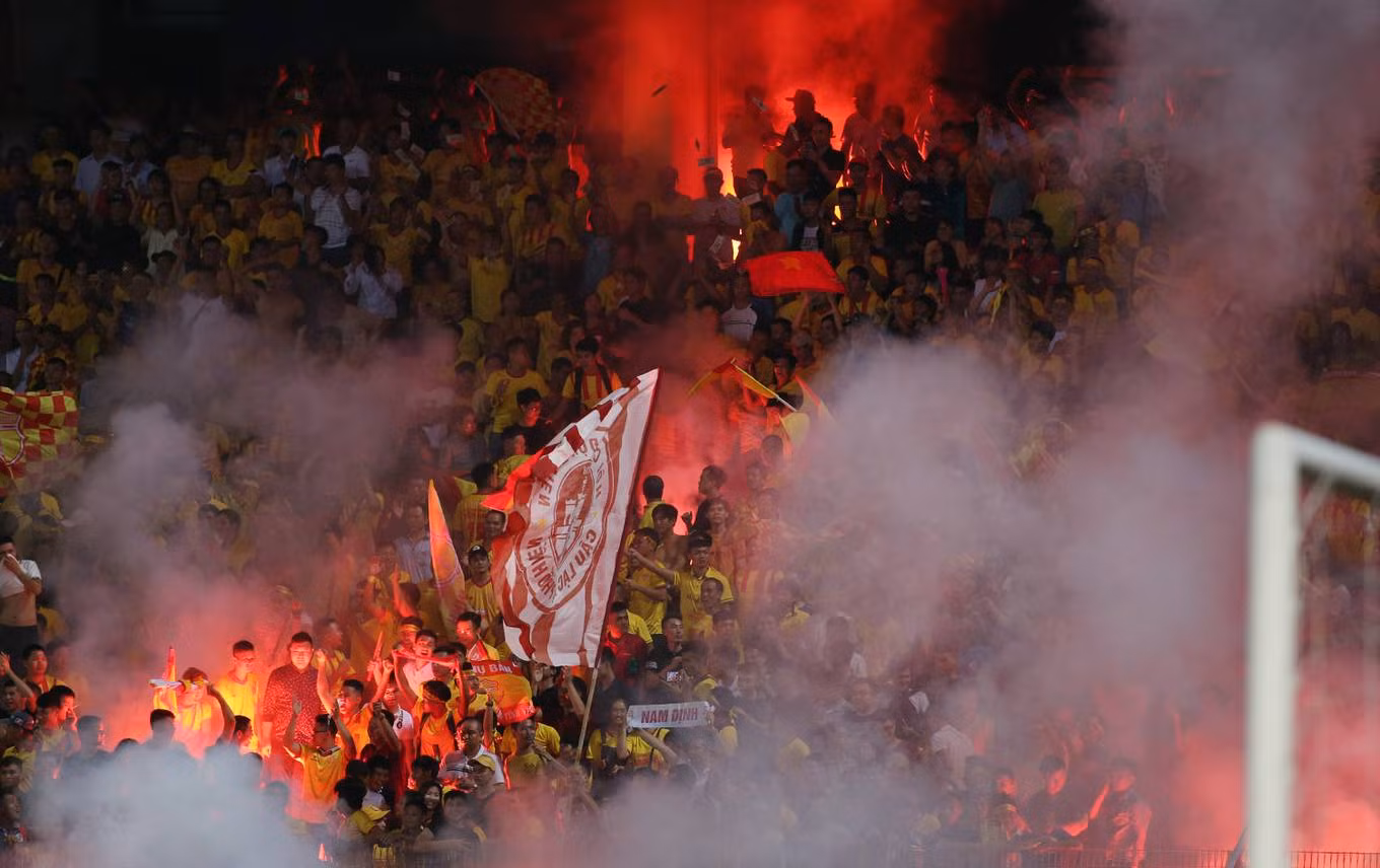 Pháo sáng và 'bóng tối' V-League ảnh 7