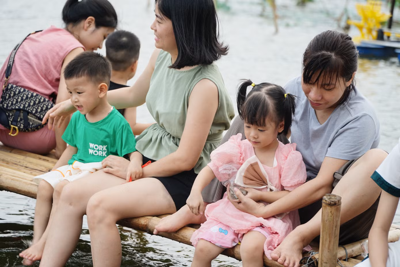 Ngay khi xuất hiện, hồ cá koi này đã trở thành tâm điểm chú ý của người dân Thủ đô.