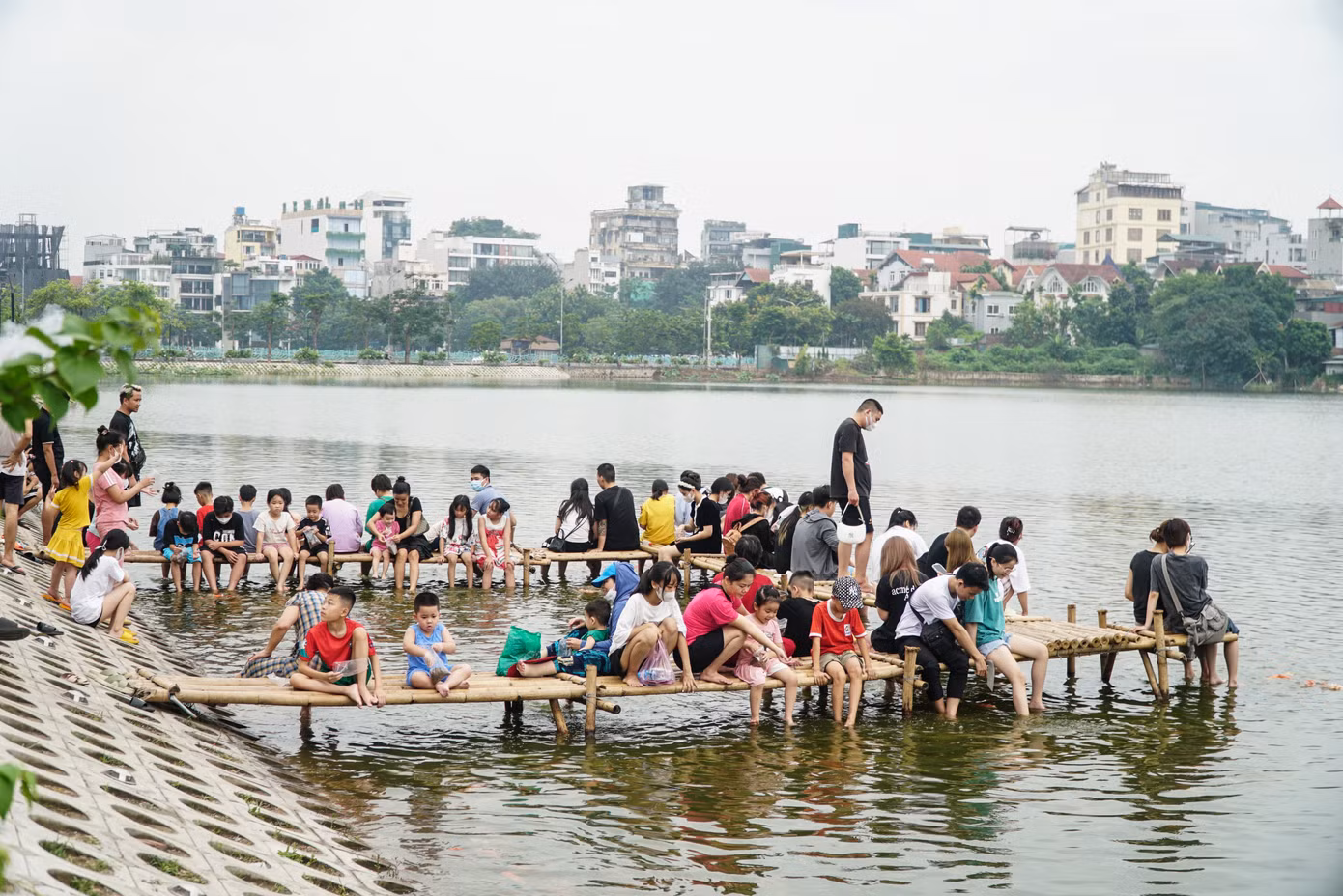 Hơn 12.000 con cá koi bơi lội tạo ra cảnh tượng vô cùng sinh động.