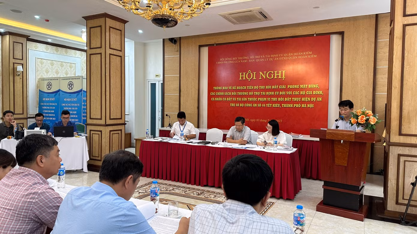 Lãnh đạo UBND phường Cửa Nam thông tin tại hội nghị.