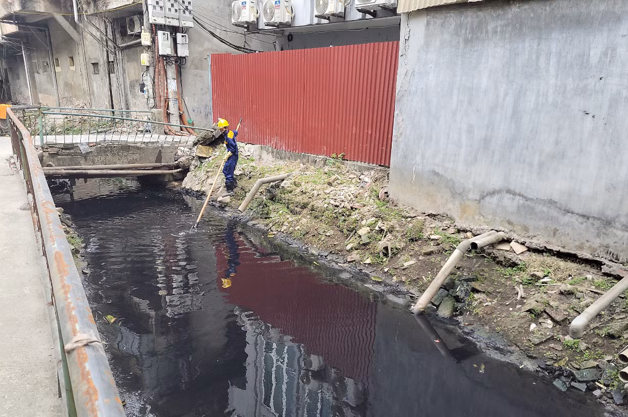 Công nhân của xí nghiệp thoát nước đang thực hiện vớt rác hằng ngày tại mương Thụy Khuê