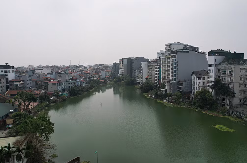 Được biết, hơn chục năm qua, khu dân cư gần hồ Tứ Liên (từ ngõ 91 tới ngõ 139 Âu Cơ, phường Tứ Liên) là "rốn ngập" của quận Tây Hồ do nằm ở vùng trũng nhất, kẹt giữa đê Âu Cơ và đường Xuân Diệu.