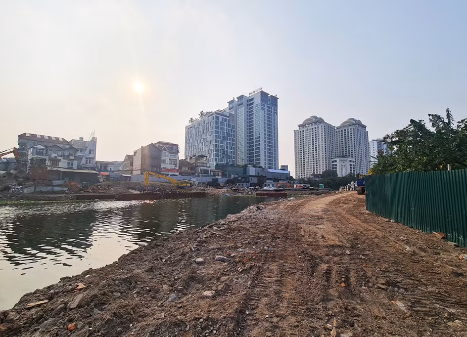 Từ tháng 8/2022, UBND quận Tây Hồ khởi công dự án cải tạo môi trường hồ Tứ Liên, quận Tây Hồ. Dự án thực hiện nạo vét, làm sạch hồ Tứ Liên, xây dựng hệ thống thoát nước, làm đường dạo quanh hồ.