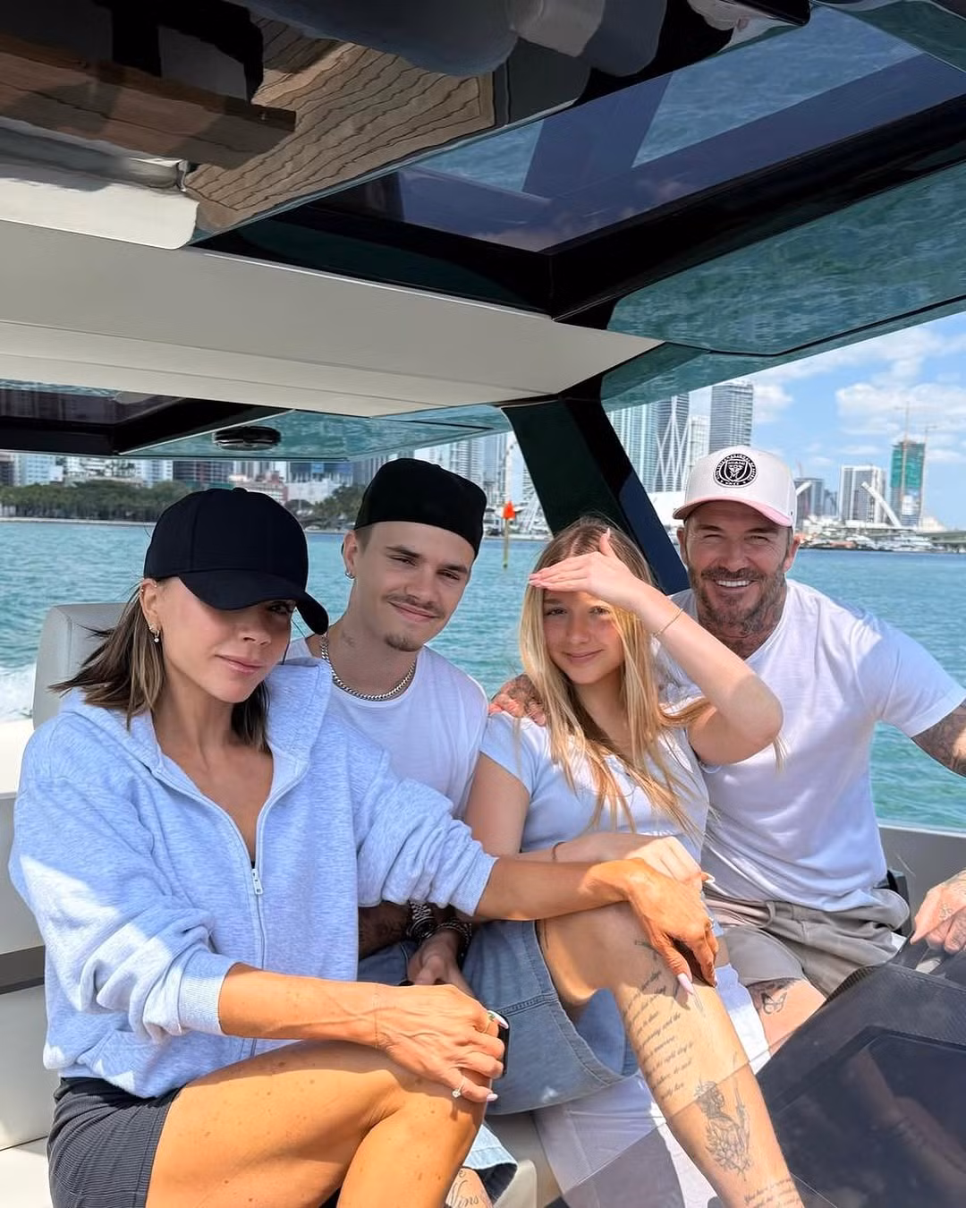 Victoria Beckham dùng bữa cùng gia đình trên du thuyền vào ngày sinh nhật. Ảnh: IG.