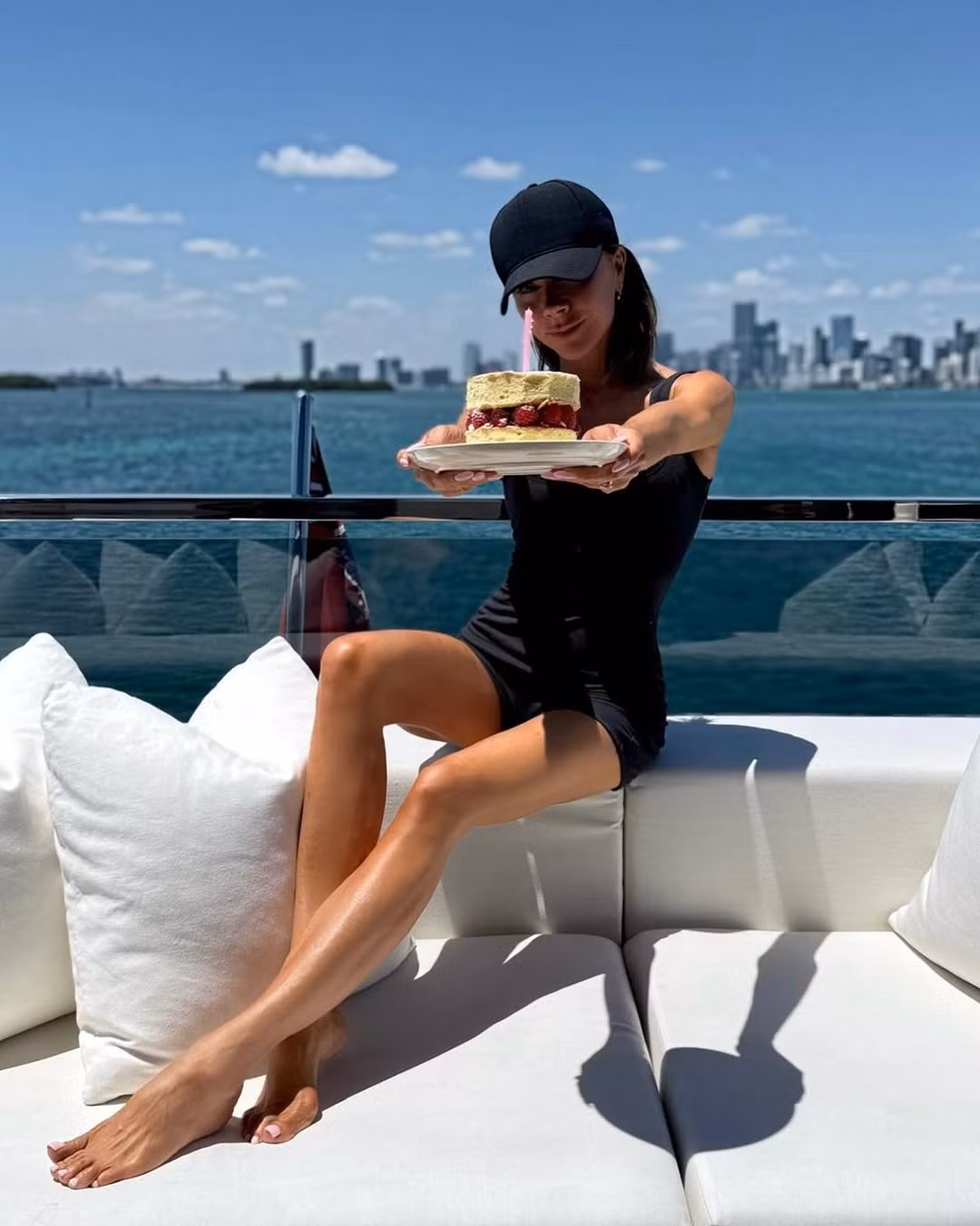 Victoria Beckham dùng bữa cùng gia đình trên du thuyền vào ngày sinh nhật. Ảnh: IG.