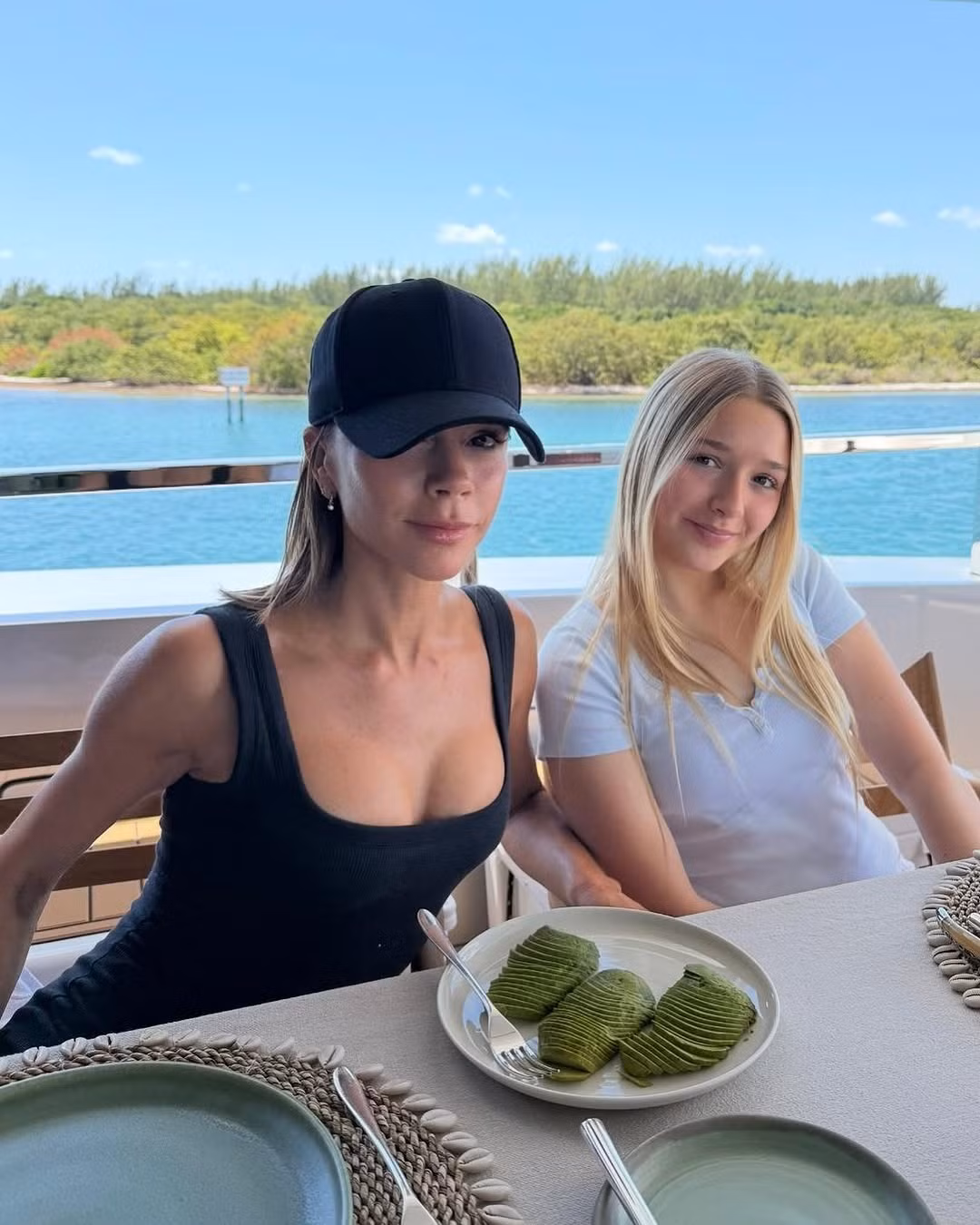 Victoria Beckham dùng bữa cùng gia đình trên du thuyền vào ngày sinh nhật. Ảnh: IG.
